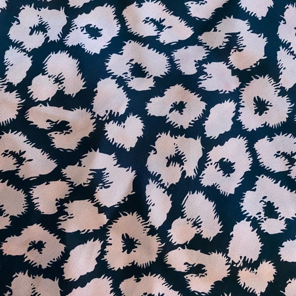 Light pink and black floral pattern midi skirt - Picture 2 of 7